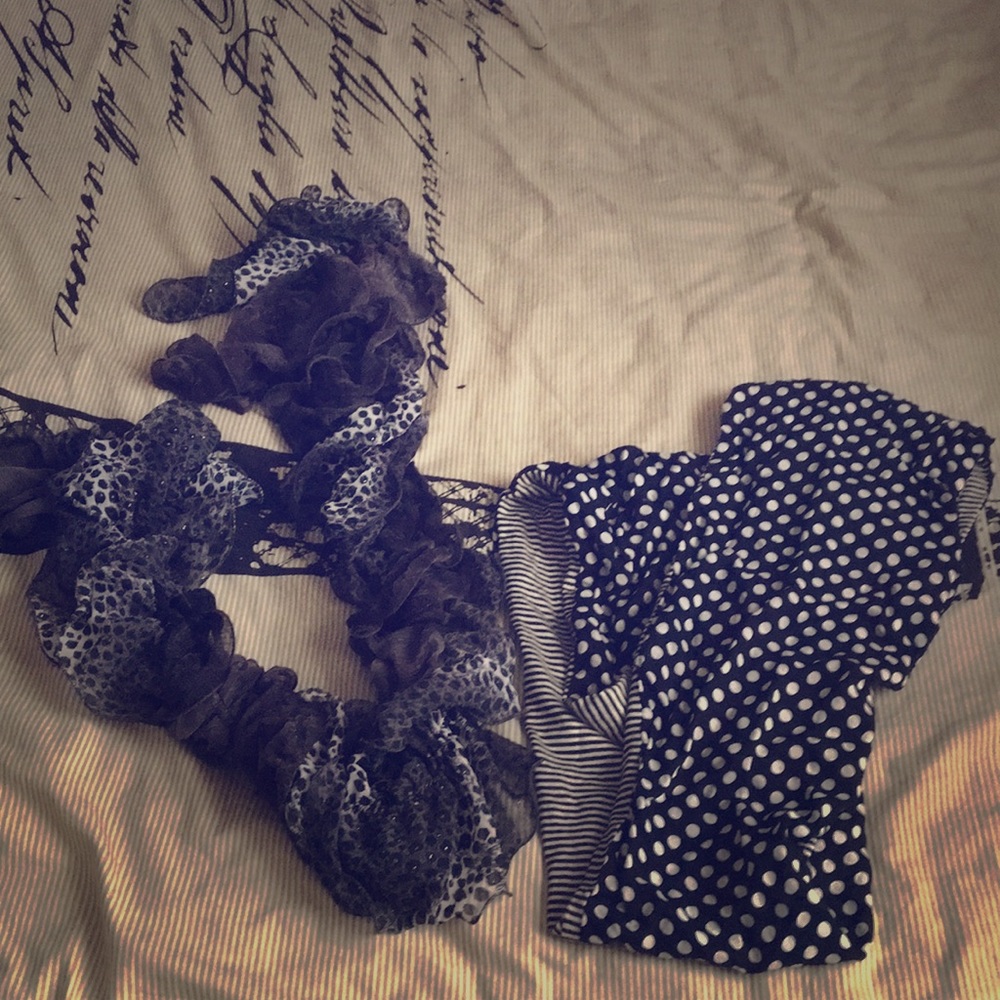 2 black and white fashion scarfs